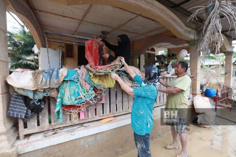 Redah Banjir Selamatkan Dokumen Si Suami Terperangkap 18 Jam Atas