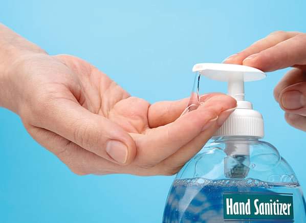 Kanak-kanak terminum hand sanitizer
