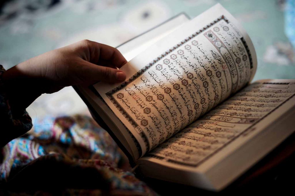 Ini Sebenarnya Hukum Baca Quran Di Handphone Tanpa Wudhu Yang Kita