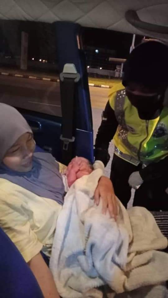 Polis sambut bayi lahir dalam kereta