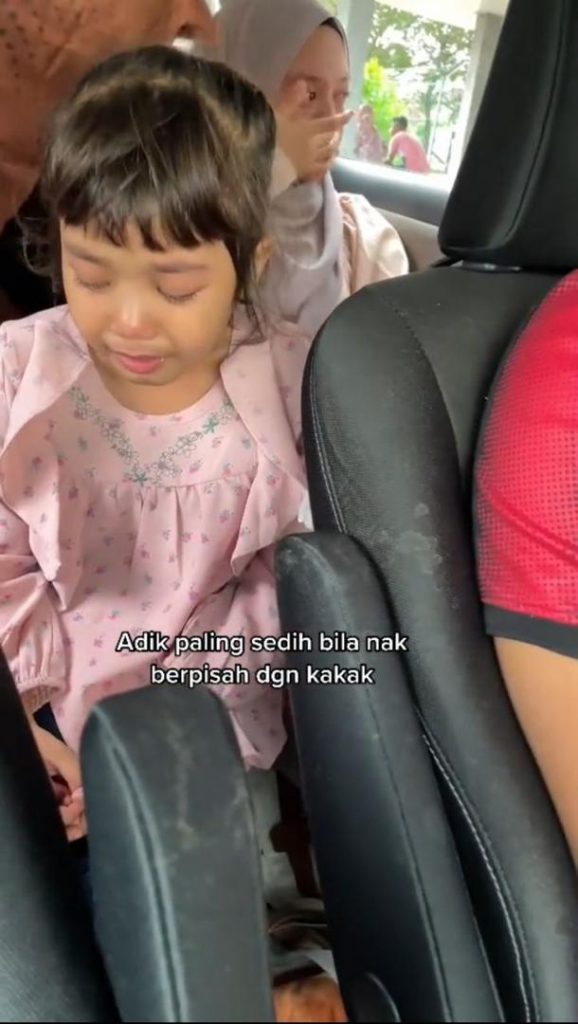 [video] “sedih…” Adik Bongsu Menangis Berpisah Dengan Kakak Buat