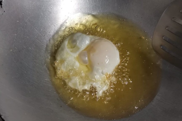 cara goreng telur mata