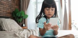 Anak Ketagih Gajet Kantoi Tengok Porn, Mak Ayah Kena Buat Apa