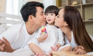 mencium anak