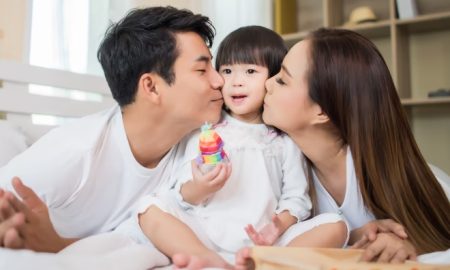 mencium anak