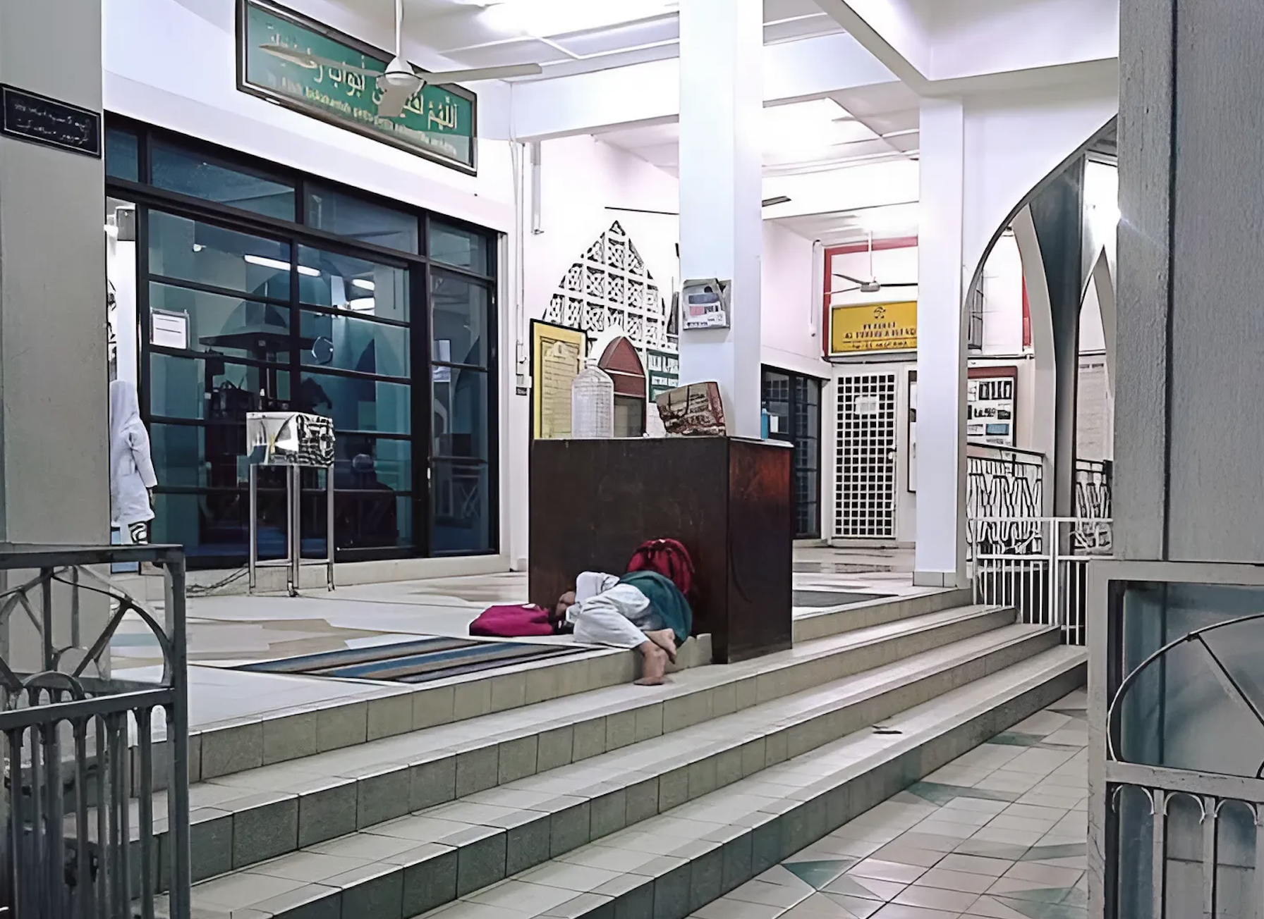 TERTIDUR DI TANGGA MASJID