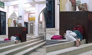 TERTIDUR DI TANGGA MASJID