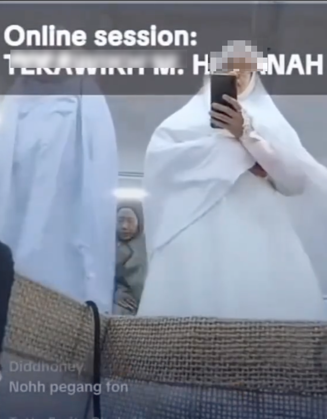 PEGANG TELEFON KETIKA SOLAT
