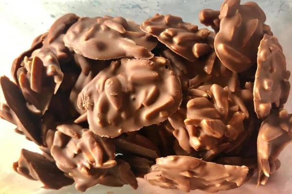 biskut badam coklat