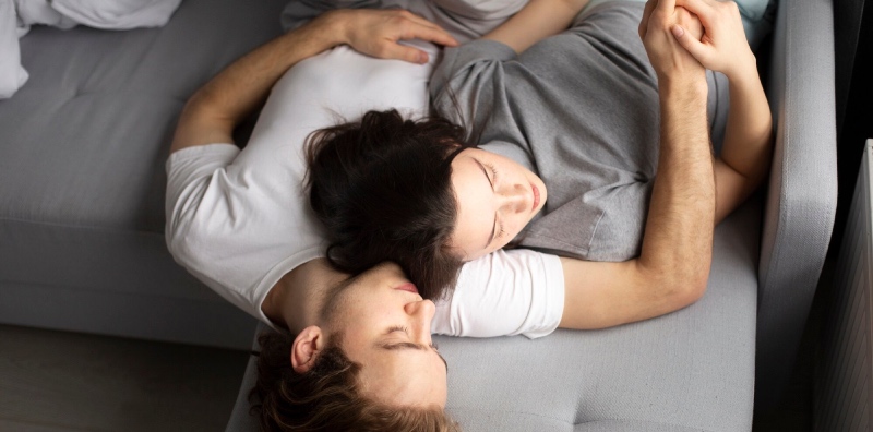 TIDUR ATAS DADA SUAMI