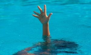 lemas dalam kolam renang