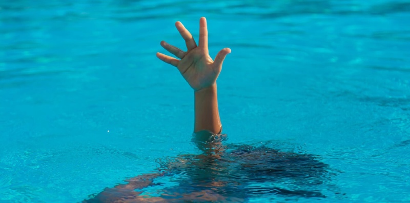 lemas dalam kolam renang