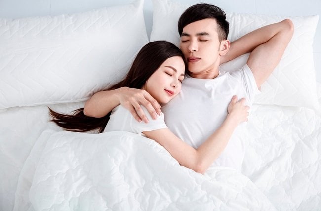 TIDUR ATAS DADA SUAMI