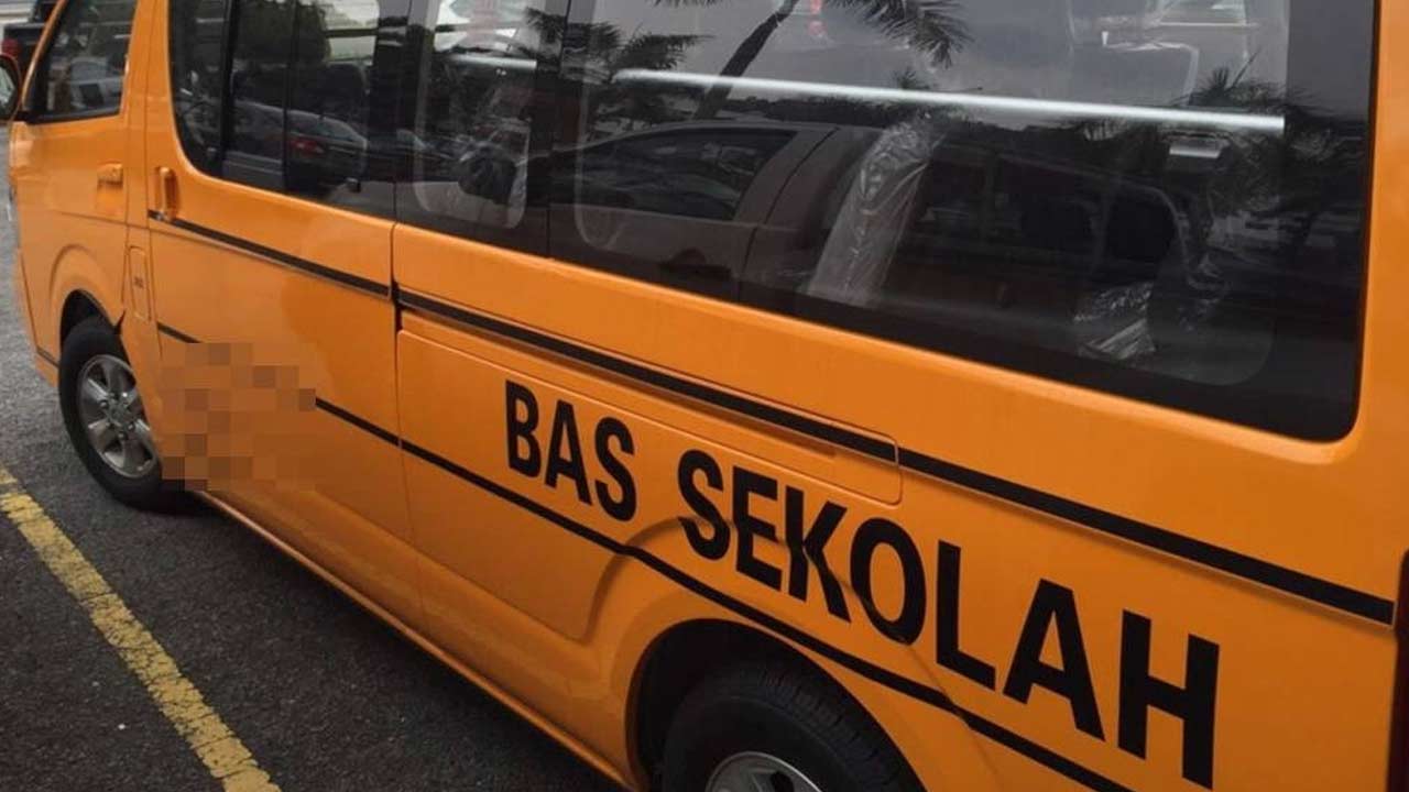 TERTINGGAL DALAM VAN SEKOLAH