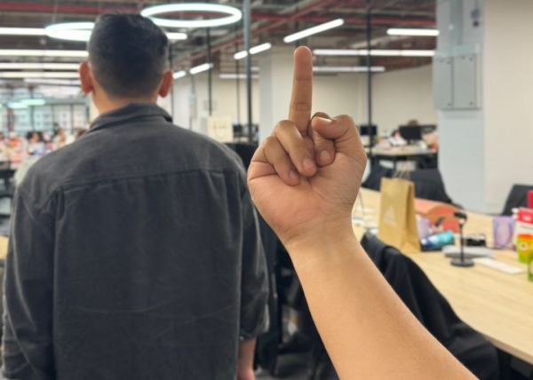 hukum tunjuk jari tengah
