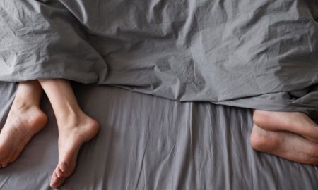 TIDUR KAKI ARAH KIBLAT