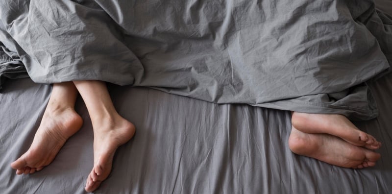 TIDUR KAKI ARAH KIBLAT