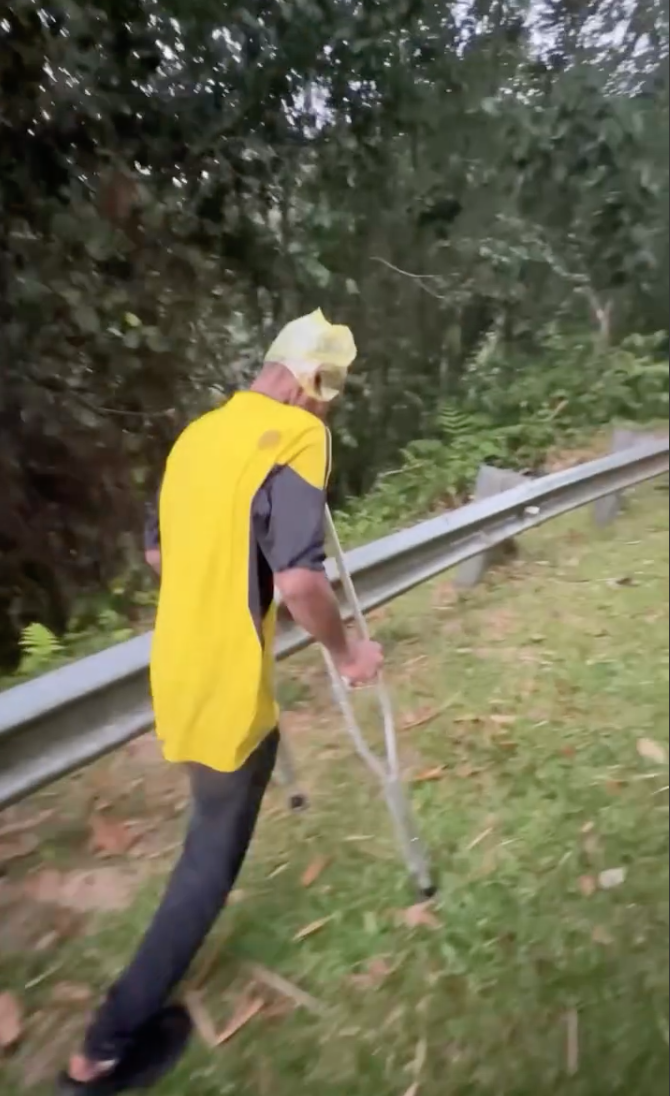 LELAKI KAKI KUDUNG