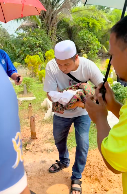 bayi perempuan kembar