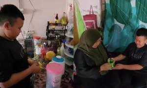 budak 12 tahun jaga ibu