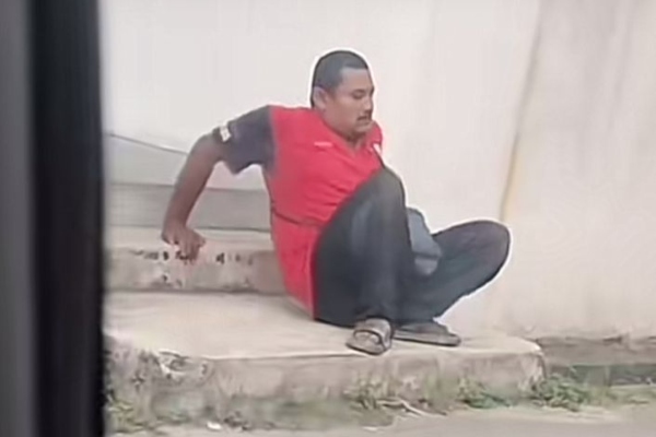 lelaki mengesot
