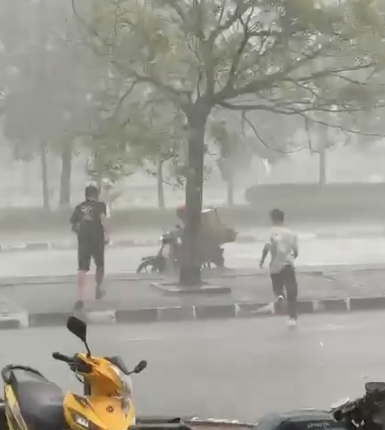 TERKANDAS DALAM HUJAN