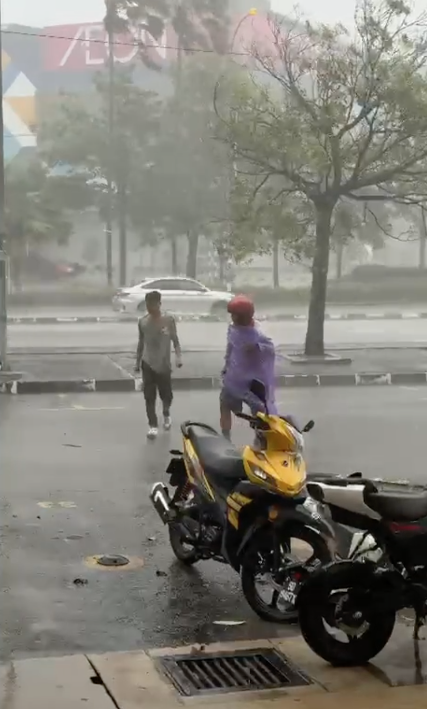 TERKANDAS DALAM HUJAN