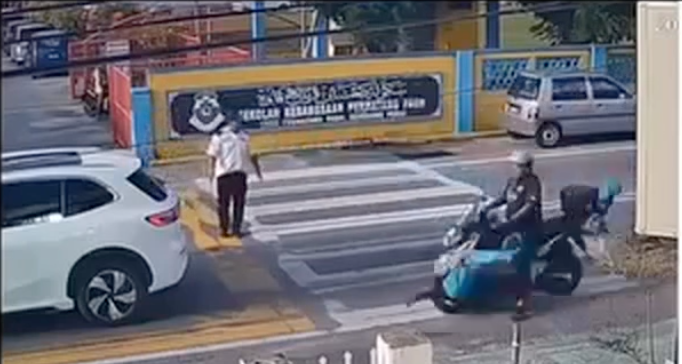 MOTOSIKAL LANGGAR PELAJAR
