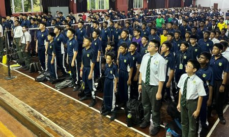 luar pagar sekolah