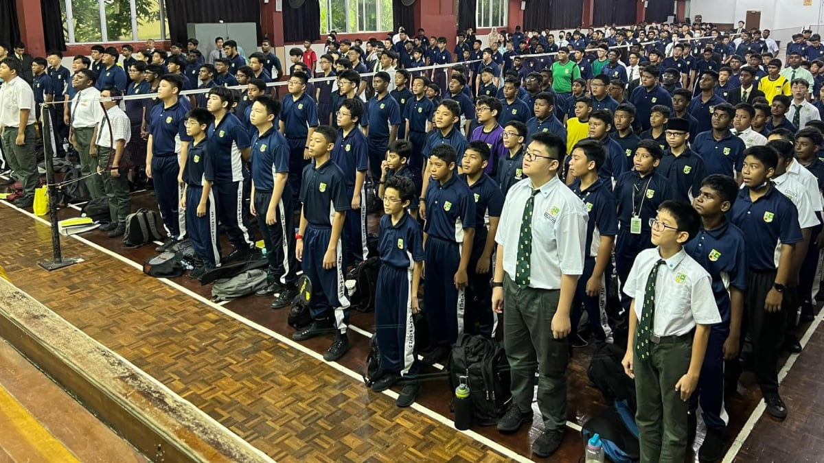luar pagar sekolah