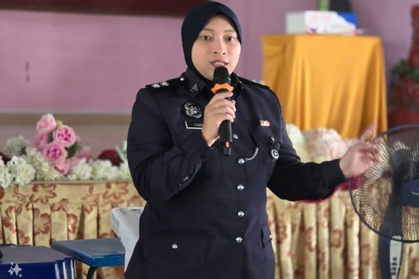 luar pagar sekolah