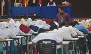 pengawas peperiksaan