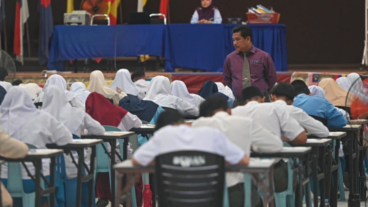 pengawas peperiksaan
