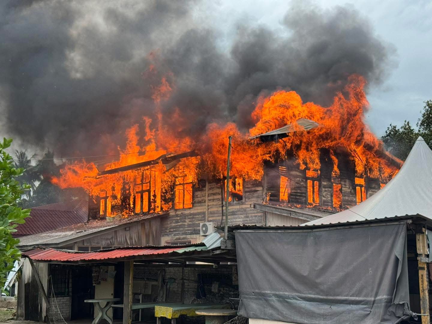 SEKOLAH PASTI TERBAKAR