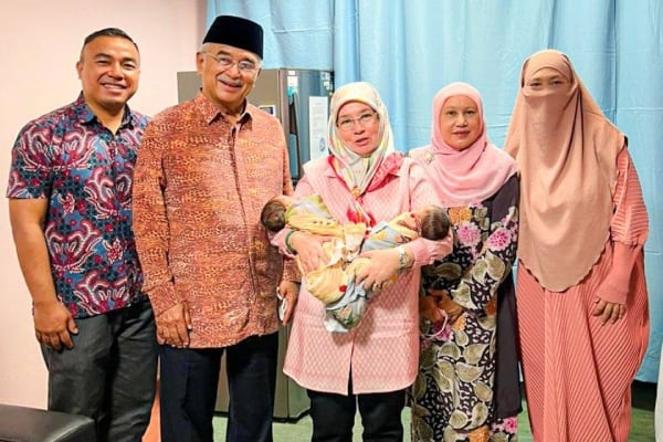 bayi kembar 3