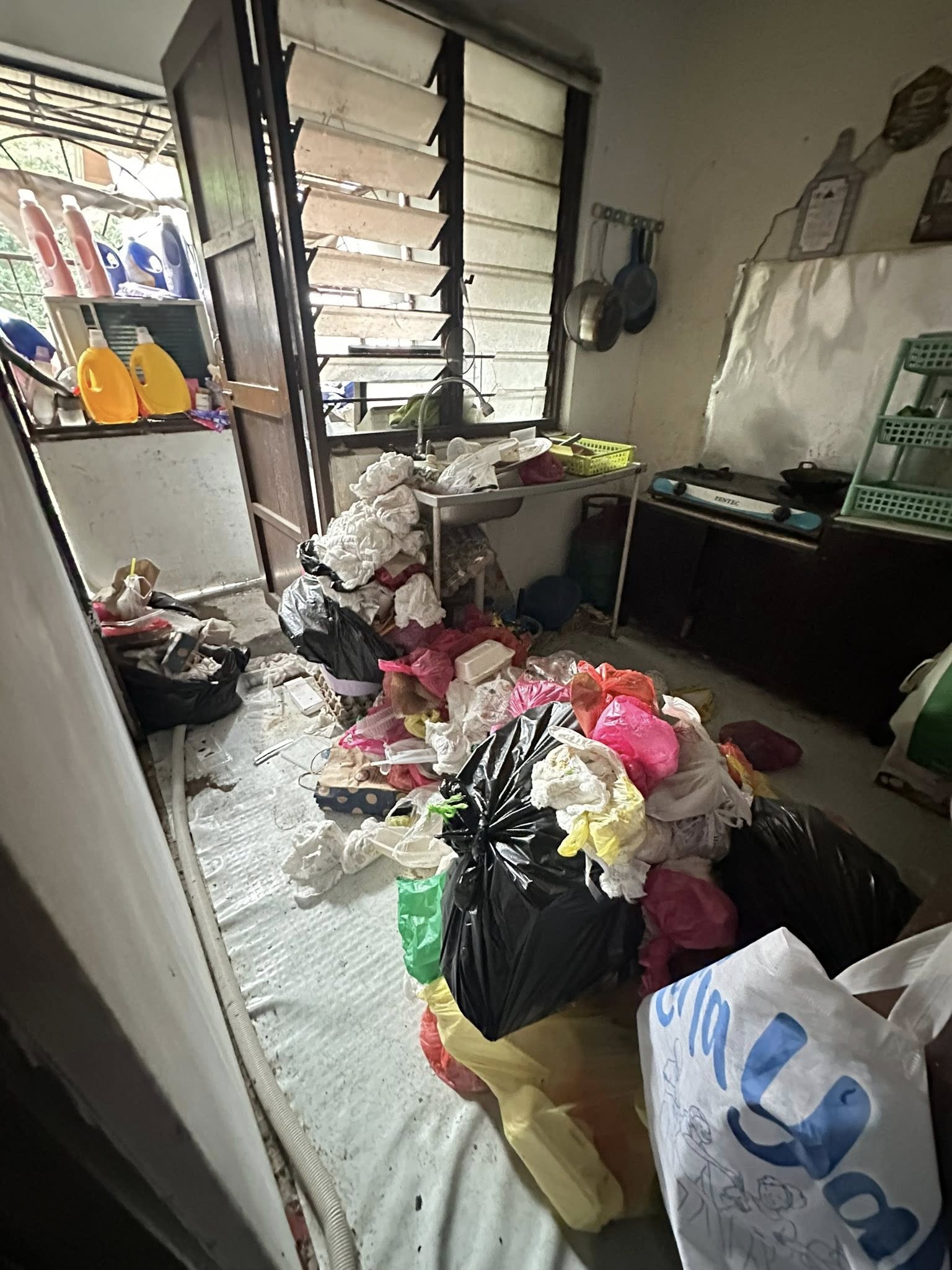 PENYEWA RUMAH