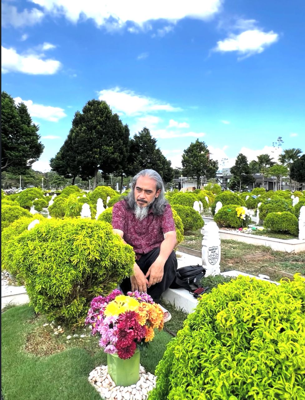 ZIARAH KUBUR ISTERI