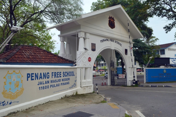 sekolah berhantu