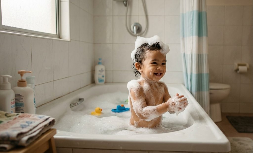 Cara atasi kulit bayi sensitif dan ruam merah semasa mandi