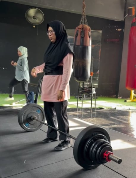 angkat berat