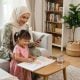 ibu bapa moden menggunakan gajet parenting untuk mengurus anak