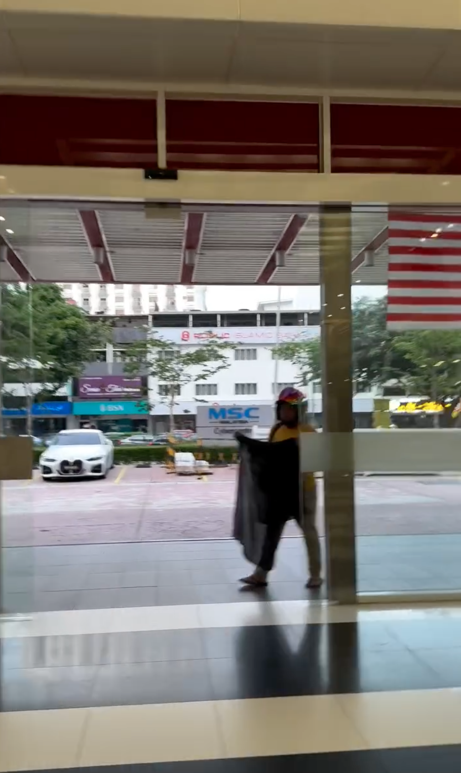 TUDUNG TERTINGGAL