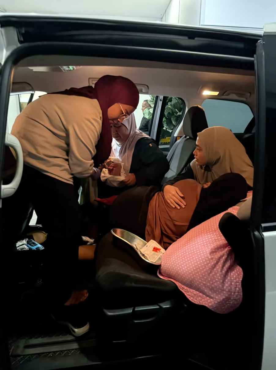 BERSALIN DALAM KERETA