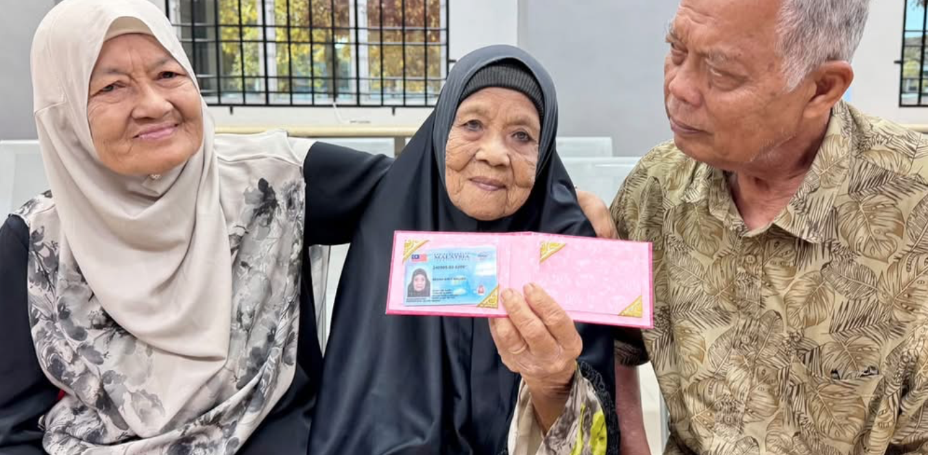 WARGA EMAS TERTUA