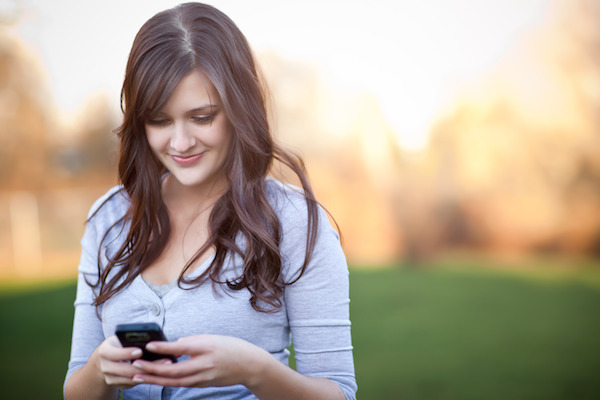 Isteri, perempuan dan wanita berskandal di telefon bimbit sambil SMS