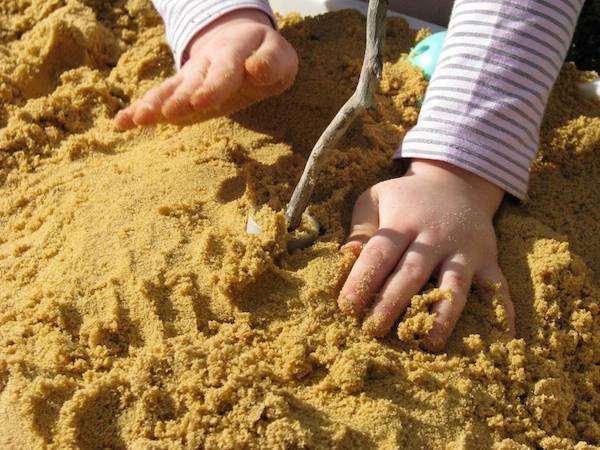 Seronoknya tengok anak main pasir