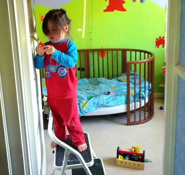 Anak bebas menghias bilik sendiri
