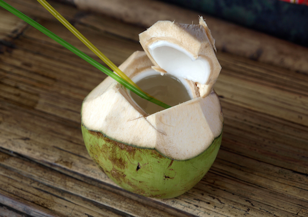 Minyak kelapa dara, bukan buah kelapa muda!