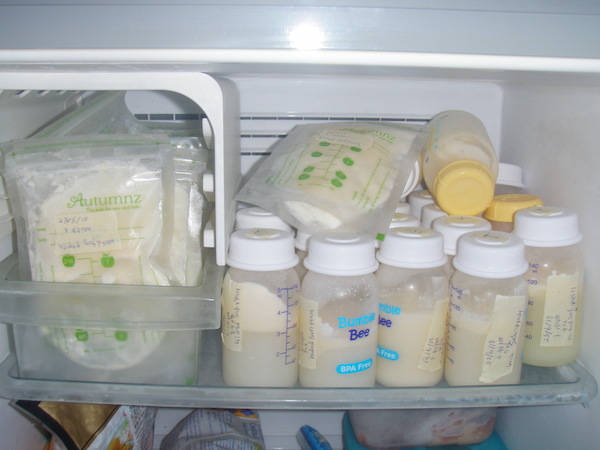 Simpan dan susun 'breast milk' elok-elok dalam peti sejuk