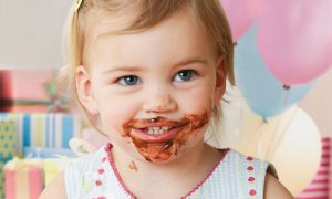 Melatih bayi makan sendiri